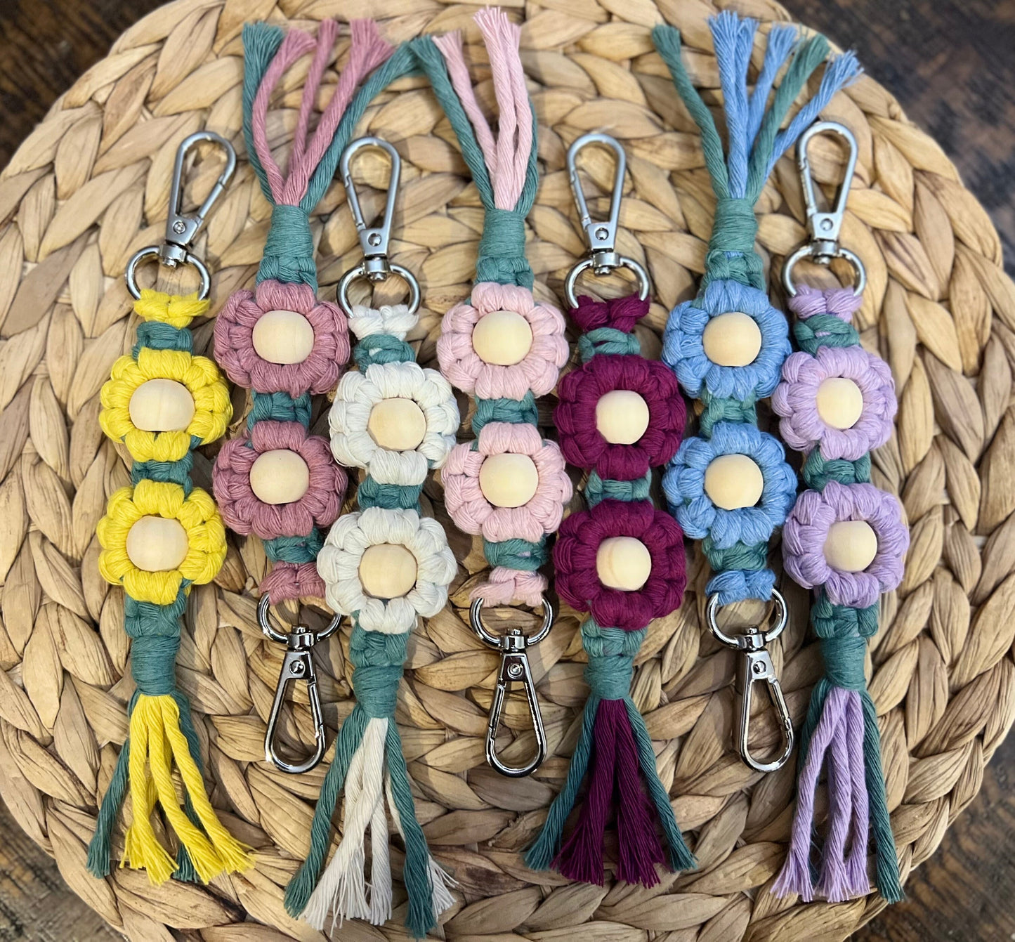 Macrame keychain | Flower keychain | Daisy keychain | boho accessory | gift | bag charm | key fob | party favor | boho-chic