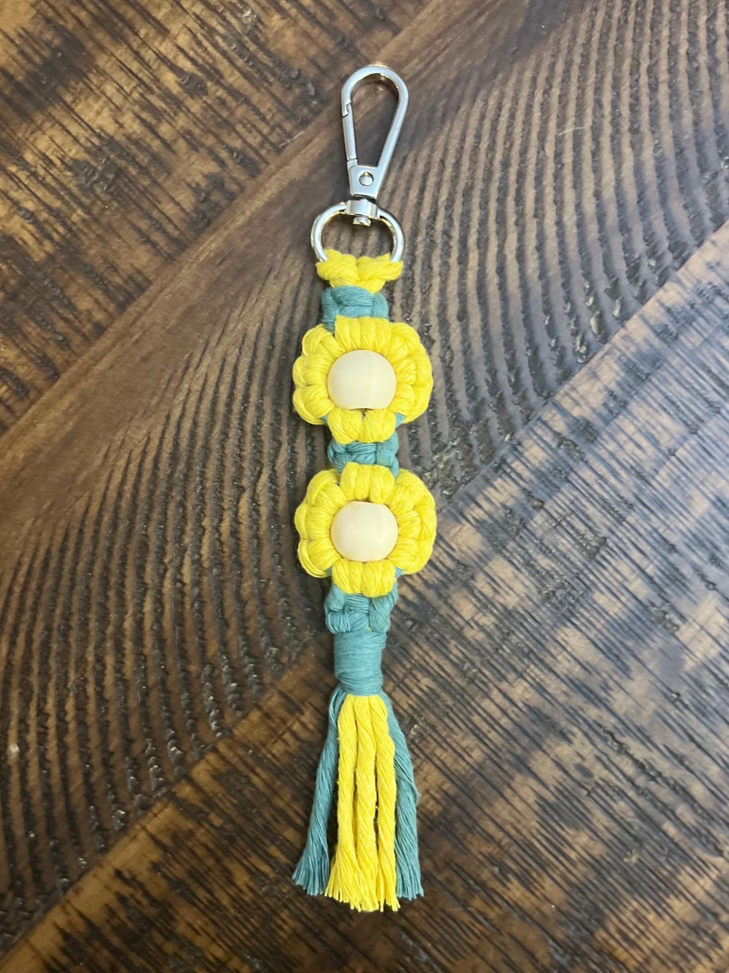 Macrame keychain | Flower keychain | Daisy keychain | boho accessory | gift | bag charm | key fob | party favor | boho-chic
