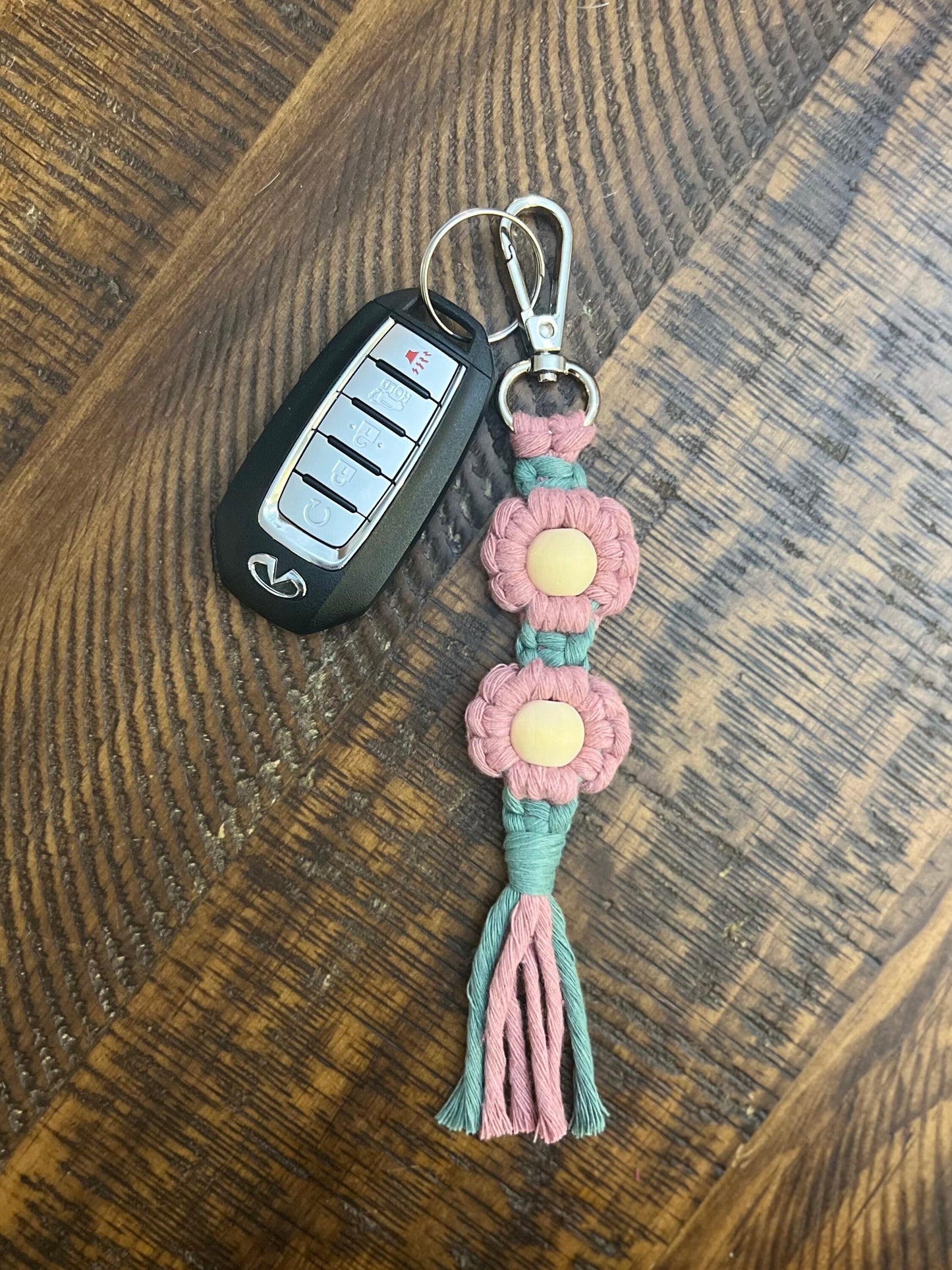 Macrame keychain | Flower keychain | Daisy keychain | boho accessory | gift | bag charm | key fob | party favor | boho-chic