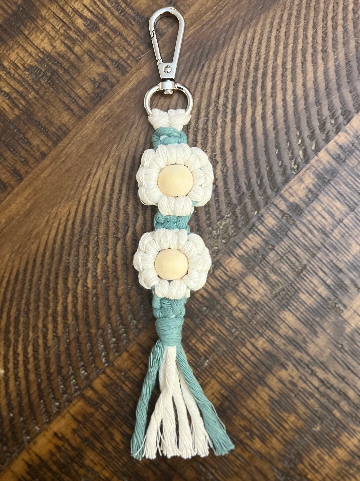 Macrame keychain | Flower keychain | Daisy keychain | boho accessory | gift | bag charm | key fob | party favor | boho-chic