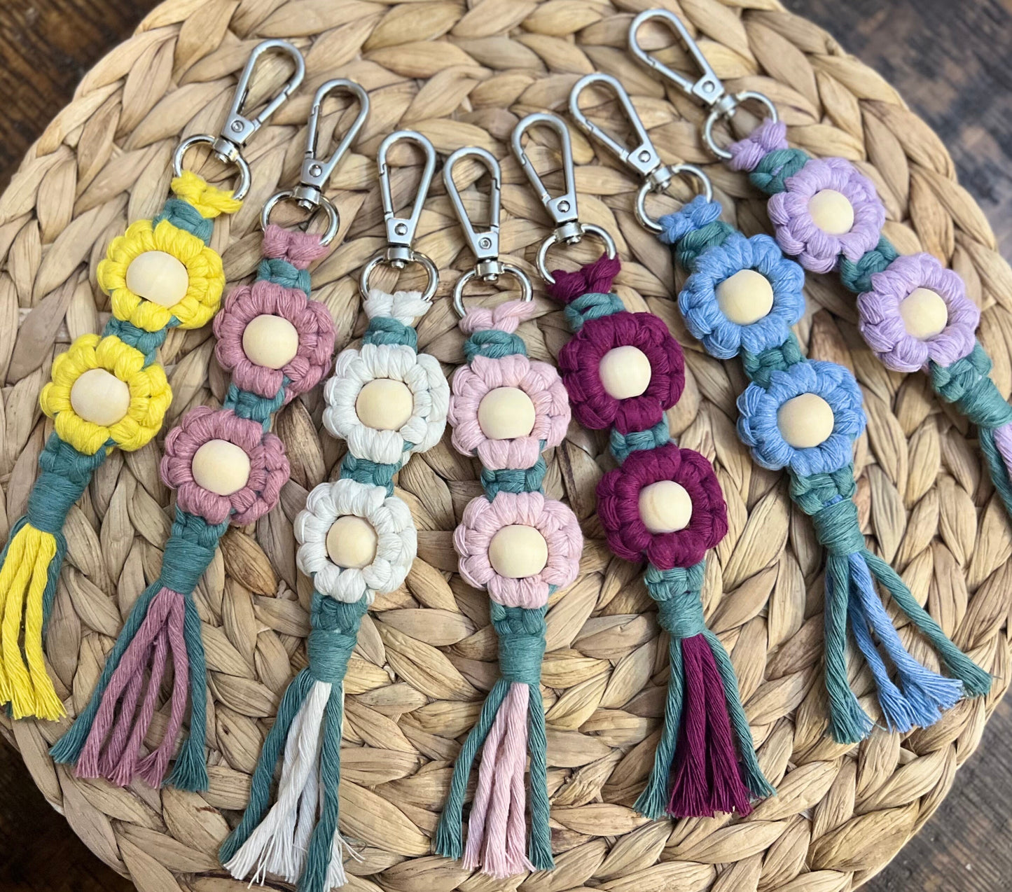 Macrame keychain | Flower keychain | Daisy keychain | boho accessory | gift | bag charm | key fob | party favor | boho-chic