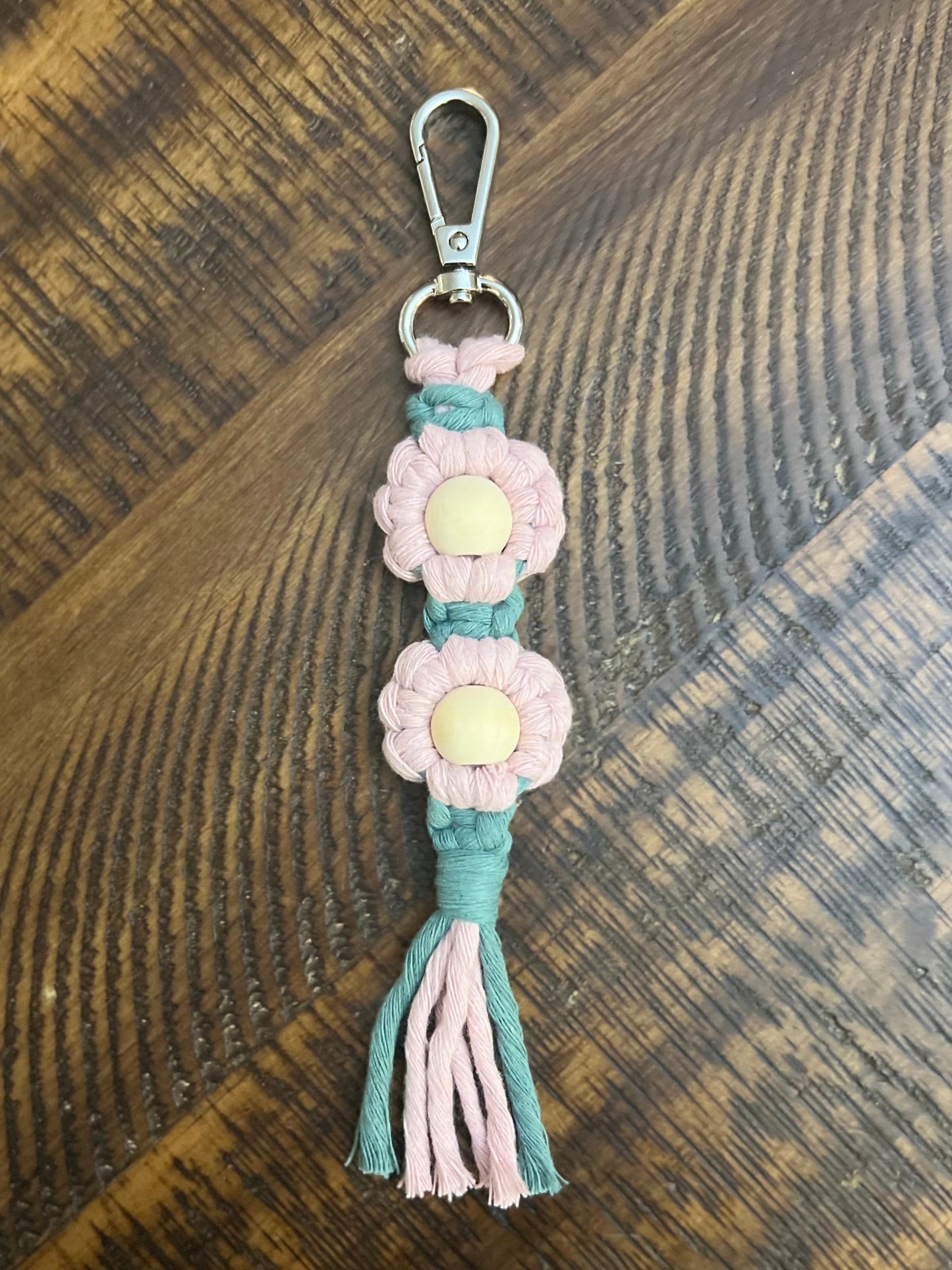 Macrame keychain | Flower keychain | Daisy keychain | boho accessory | gift | bag charm | key fob | party favor | boho-chic